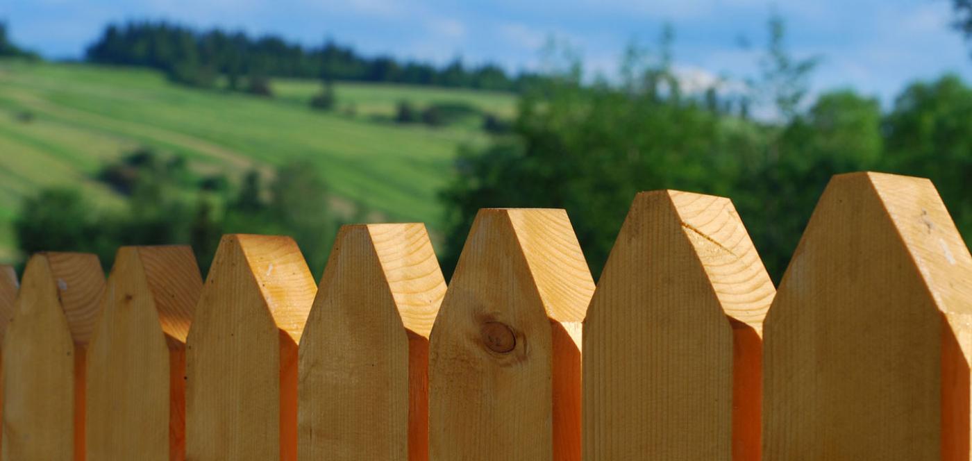 pose clôture bois sur muret