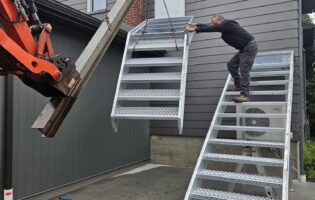 Clôture Avantage et Lévisienne, clôtures à Québec Installation escalier en métal