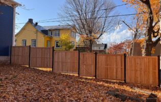 Clôture Avantage et Lévisienne, clôtures à Québec Cèdre blanc embouveté en escalier teint