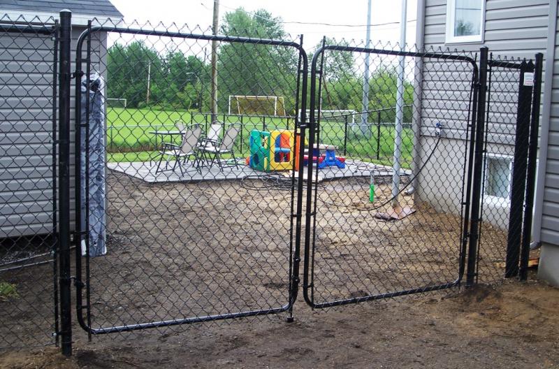 Clôtures Lessard - Installation de clôture et barrière Frost type maille de  chaine à Longueuil sur la rive-sud de Montréal