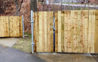 Clôture Avantage et Lévisienne, clôtures à Québec Porte de bois avec structure en acier pour conteneur à déchets