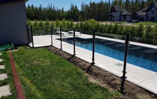 Clôture Avantage et Lévisienne, clôtures à Québec Aménagement piscine creusée clôture de verre 6 mm
