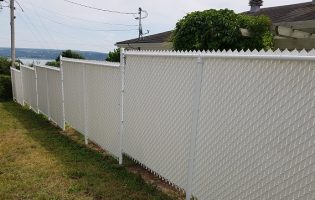 Clôture Avantage et Lévisienne, clôtures à Québec Deuxième côté d'une clôture de mailles blanches avec lattes